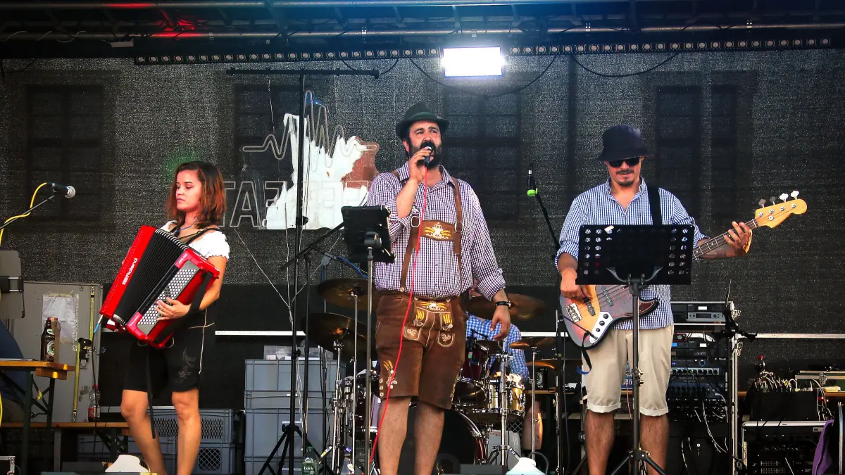 Online-Galerie Neckarfest Rottenburg: Die US-Band in Lederhosen "Sauer Sam" spielt auf dem Eugen-Bolz-Platz
. Bild : Erich Sommer 27.06.2026