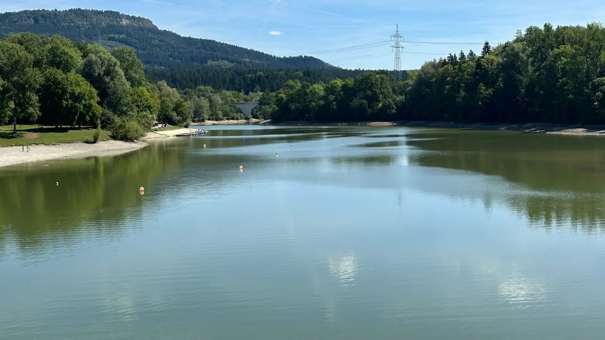 Wasserspaß mit Einschränkungen: Auch am Schömberger Stausee fühlt sich der Eichenprozessionsspinner wohl. Was Badegäste jetzt beachten sollten.