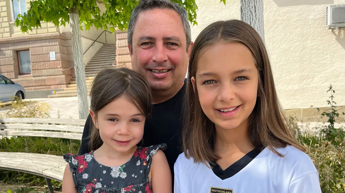 Stefan Ermantraut glaubt an einen Sieg der deutschen Nationalelf gegen Paraguay. Seine Tochter Pia, selbst E-Jugend-Fußballerin (rechts) auch! Töchterchen Fenja hält sich zurück.