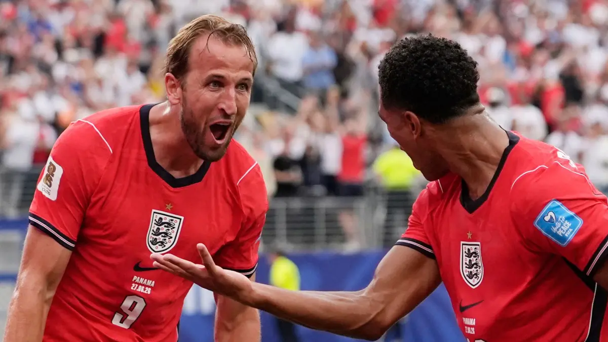 WM 2026 - Panama - England: 27.06.2026, USA, East Rutherford: Fußball, Männer, WM 2026, Panama - England, Vorrunde, Gruppe L, Spieltag 3, New York -New Jersey -Stadion, Der Engländer Harry Kane (l) feiert nach seinem Tor zum 0:2 mit Jude Bellingham. Foto: Steve Luciano/AP/dps +++ dpa-Bildfunk +++