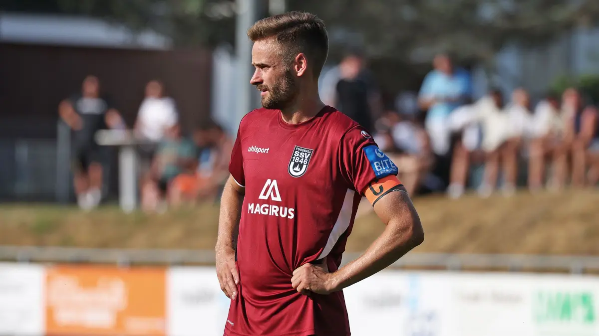 Fußball, SSV Ulm, Das erste Testspiel des Regionalligisten gegen den FC Straß, Lucas Röser, Ausweichtrikot, weinrot,