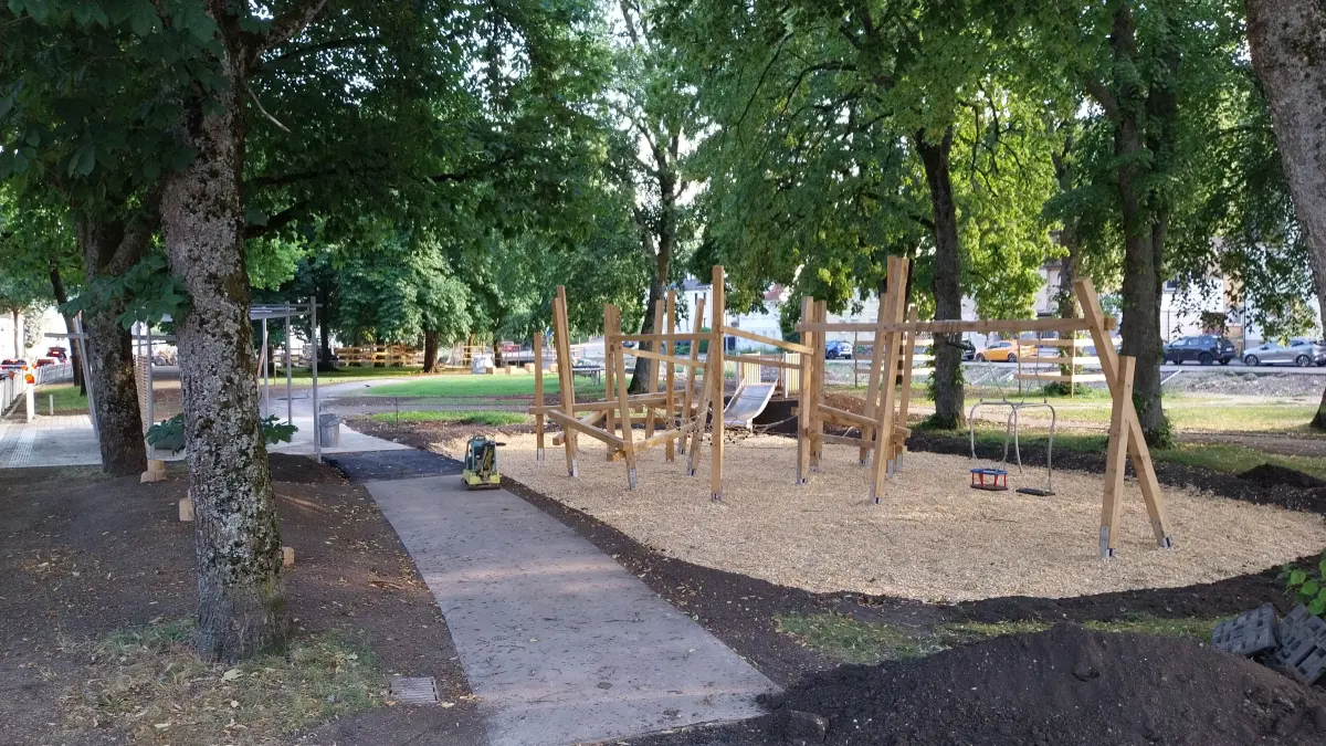 Der klimapark in Onstmettingen ist im Werden. Dort soll auch ein Spielplatz entstehen. Die ersten Spielgeräte stehen bereits.