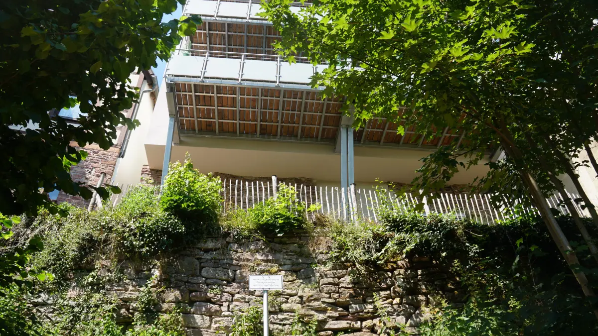 Das umstrittene Gebäude von hinten, oben sind die Balkone zu sehen. Diese müssen wohl zurückgebaut und versetzt werden.