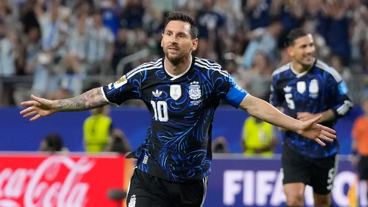 WM 2026 - Jordanien - Argentinien: dpatopbilder - 27.06.2026, USA, Arlington: Fußball, Männer: WM, Vorrunde, Gruppe J, 3. Spieltag, Jordanien - Argentinien. Der Argentinier Lionel Messi (10) jubelt nach dem dritten Tor seiner Mannschaft. Foto: Tony Gutierrez/AP/dpa +++ dpa-Bildfunk +++