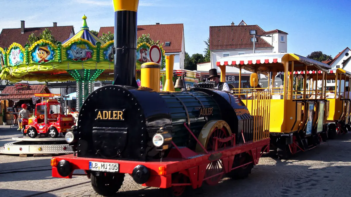 Online-Galerie Neckarfest Rottenburg: Das Neckarfestzügle "Adler" startete vom Eugen-Bolz-Platz aus zur Stadtrundfahrt.
Bild : Erich Sommer 27.06.2026