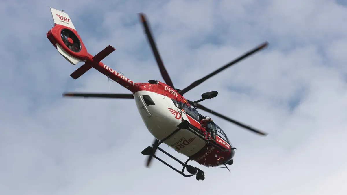 Rettungshubschrauber: ARCHIV - 13.06.2022, Thüringen, Bad Berka: Ein Hubschrauber der DRF Luftrettung. (zu dpa: «81-Jähriger fährt gegen Motorrad – zwei Schwerverletzte») Foto: Bodo Schackow/dpa +++ dpa-Bildfunk +++