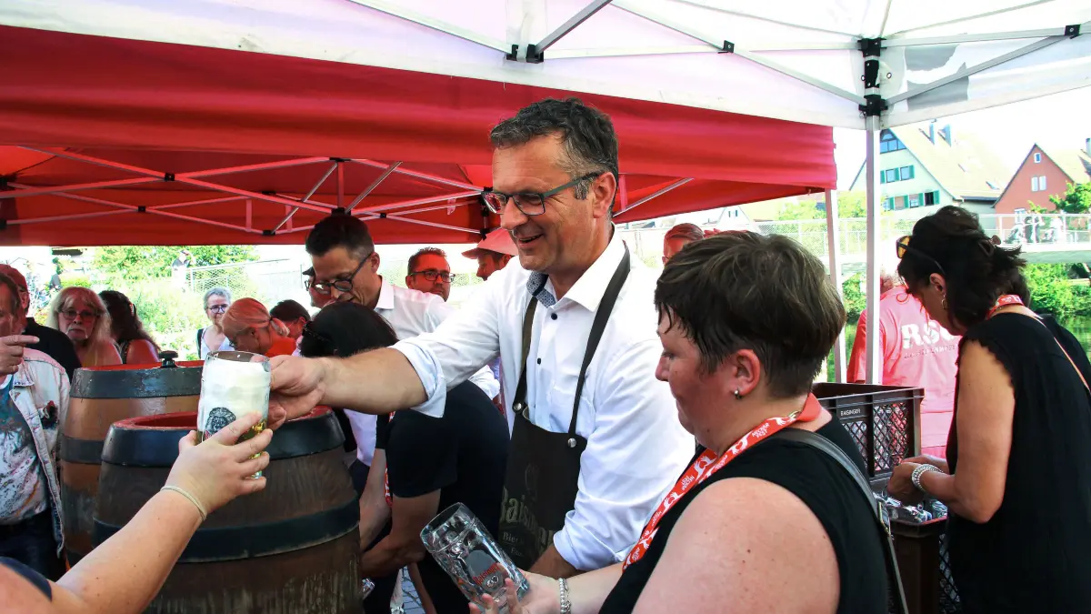 Online-Galerie Neckarfest Rottenburg: OB Neher beim Fassanstich. Im Hintergrund Landrat Bednarz. Bild : Erich Sommer 26.06.2026