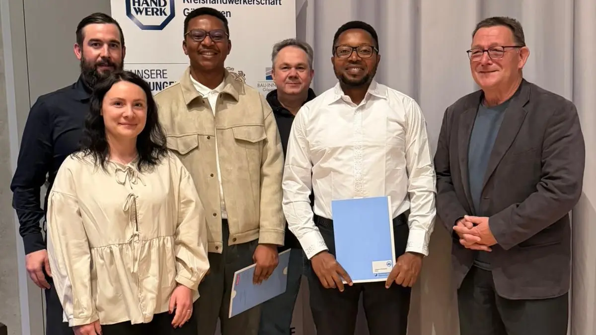 Kennedy Ibe und Joseph Ikeka mit dem Team der Firma Ratzel (von links): Vivienne Skubatz, Martin Maier und Robert Klemm sowie Studiendirektor a.D. Siegfried Pietrass.
