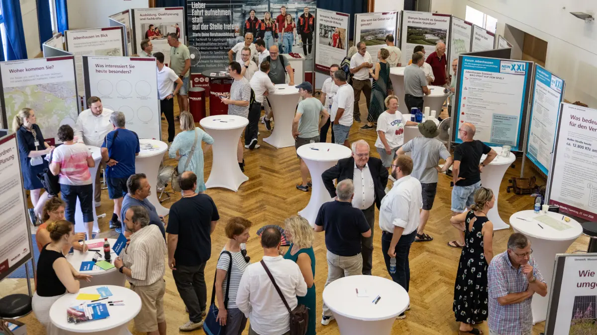Jebenhausen, in der Wasenhalle, Infoveranstaltung der Fa. Schwarz/Wackler und der Stadt GP zu den Plänen für das ehemalige Aqua-Römer-Areal