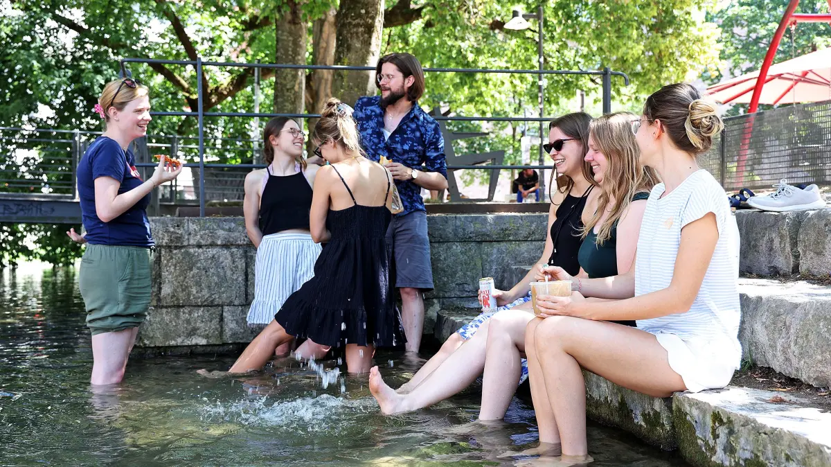 Abkühlung zur Mittagspause in der Blau während eines Wochenend-Workshops in der Psychotherapie-Ausbildung bei Temperaturen von 35 Grad im Seminarraum.