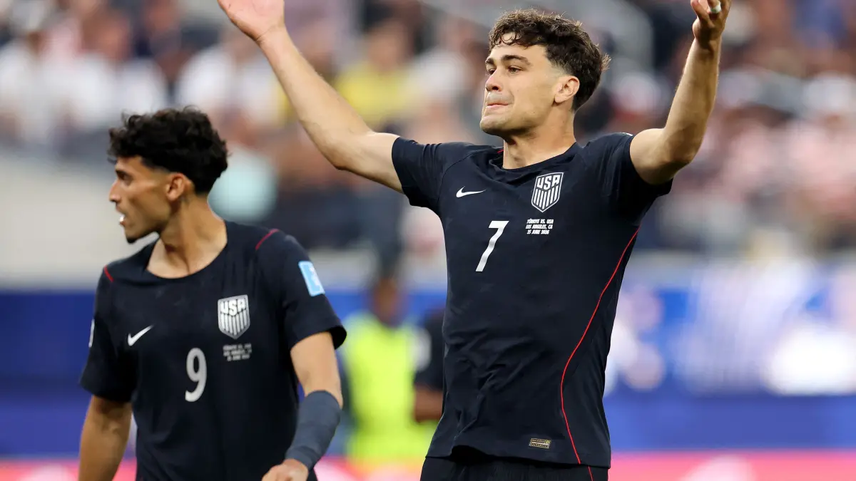 Türkiye v USA: Group D - FIFA World Cup 2026: INGLEWOOD, CALIFORNIA - JUNE 25: Giovanni Reyna #7 of United States of America reacts during the FIFA World Cup 2026 Group D match between Türkiye and USA at Los Angeles Stadium on June 25, 2026 in Inglewood, California. Emilee Chinn/Getty Images/AFP (Photo by Emilee Chinn / GETTY IMAGES NORTH AMERICA / Getty Images via AFP)