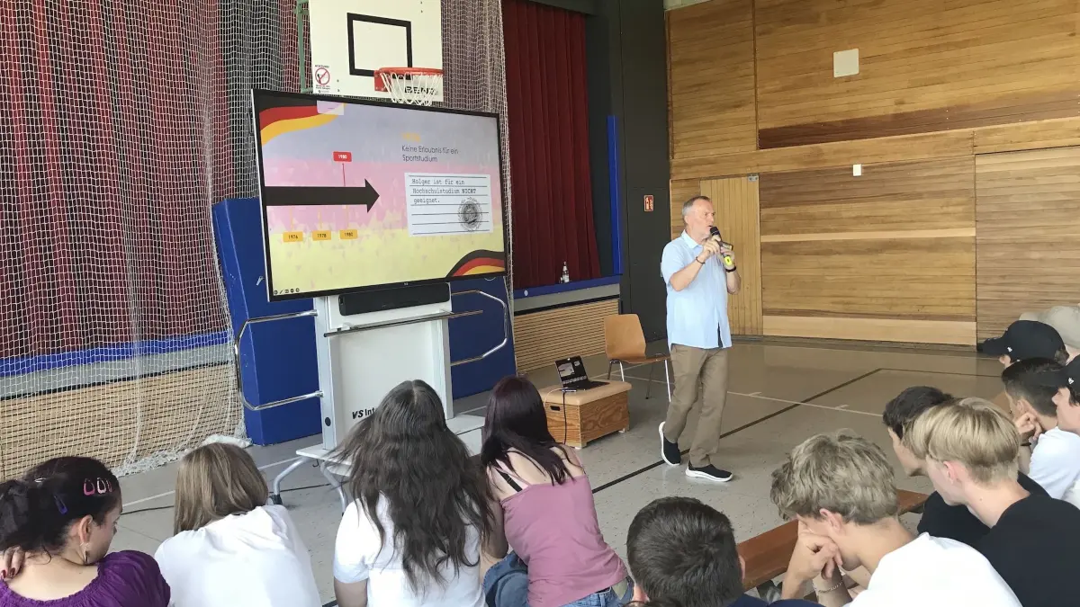 Holger Timmreck gastierte im Balinger Gymnasium und erzählte den Schülerinnen und Schülern seine Fluchtgeschichte asu der ehemaligen DDR.