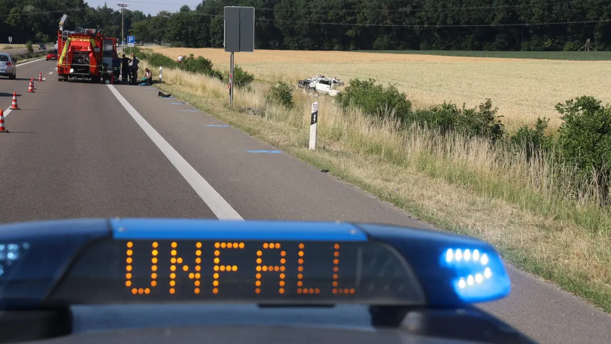 Ein 61-Jähriger ist am 27.6. mit seinem Auto von der B30 bei Donaustetten abgekommen. Er überschlug sich mehrfach mit seinem Auto und starb noch an der Unfallstelle.