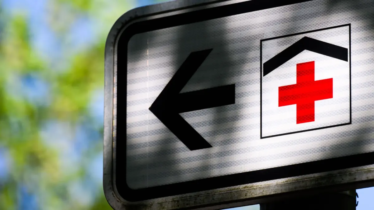 Krankenhausreform: ARCHIV - 15.05.2024, Niedersachsen, Hannover: Ein Schild weist den Weg zur Medizinischen Hochschule Hannover MHH. Die umstrittene Neuaufstellung der Kliniken in Deutschland kommt voran. Die Regierung schickt Pläne für eine Krankenhausreform ins Parlament. (zu dpa: «Kältetechnik an MHH zeitweise ausgefallen») Foto: Julian Stratenschulte/dpa +++ dpa-Bildfunk +++