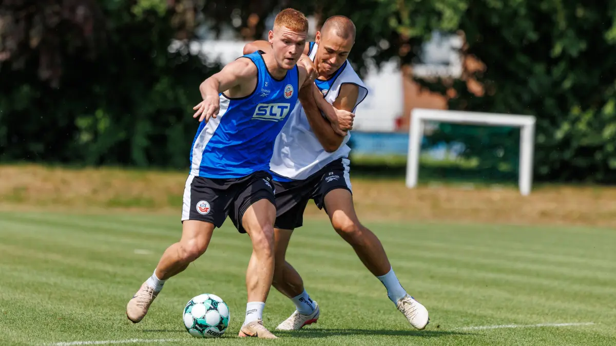 links David Hummel (Rostock) gegen Franz Pfanne (Rostock) ; GER, FC Hansa Rostock, Fußball, Männer, 3. Liga, Trainingsau: links David Hummel Rostock gegen Franz Pfanne Rostock GER, FC Hansa Rostock, Fußball, Männer, 3. Liga, Trainingsauftakt, Spielzeit 2026/2027, 28.06.2026 Rostock Ostseestadion Mecklenburg - Vorpommern Deutschland *** Left: David Hummel Rostock vs. Franz Pfanne Rostock, GER, FC Hansa Rostock, soccer, men s, 3. Liga, start of training, 20262027 season, June 28, 2026, Rostock Ostseestadion, Mecklenburg-Western Pomerania, Germany