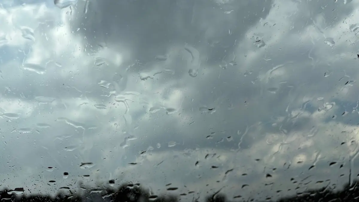 Regentropfen und dunkle Wolken: Gewitter ziehen über den Zollernalbkreis, hier bei Balingen.