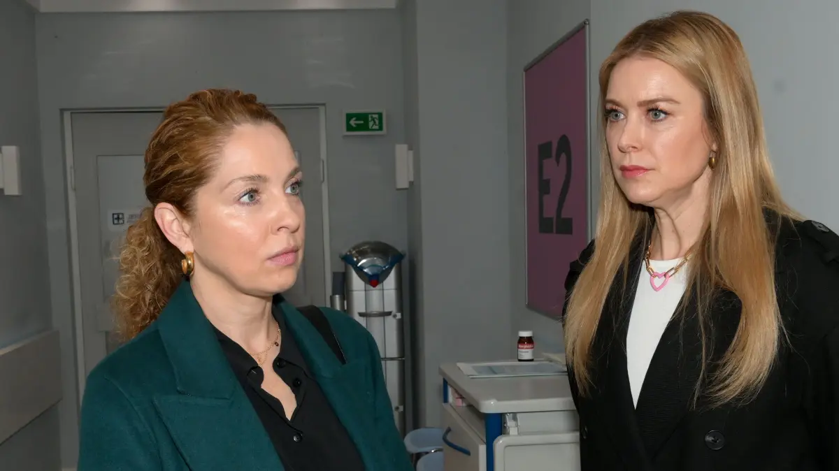 Nina (Maria Wedig) kann ihr Geheimnis nicht länger für sich behalten. Jessica (Nina Ensmann) will ihre Schwester noch aufhalten.