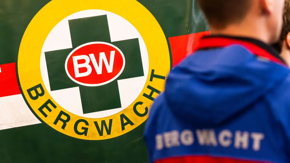 Bergwacht: ARCHIV - 12.06.2026, Baden-Württemberg, Feldberg: Der Schriftzug "Bergwacht" ist auf einem Anhänger zu lesen. (zu dpa: «Welche Gefahren laut Bergwacht im Schwarzwald lauern») Foto: Philipp von Ditfurth/dpa +++ dpa-Bildfunk +++