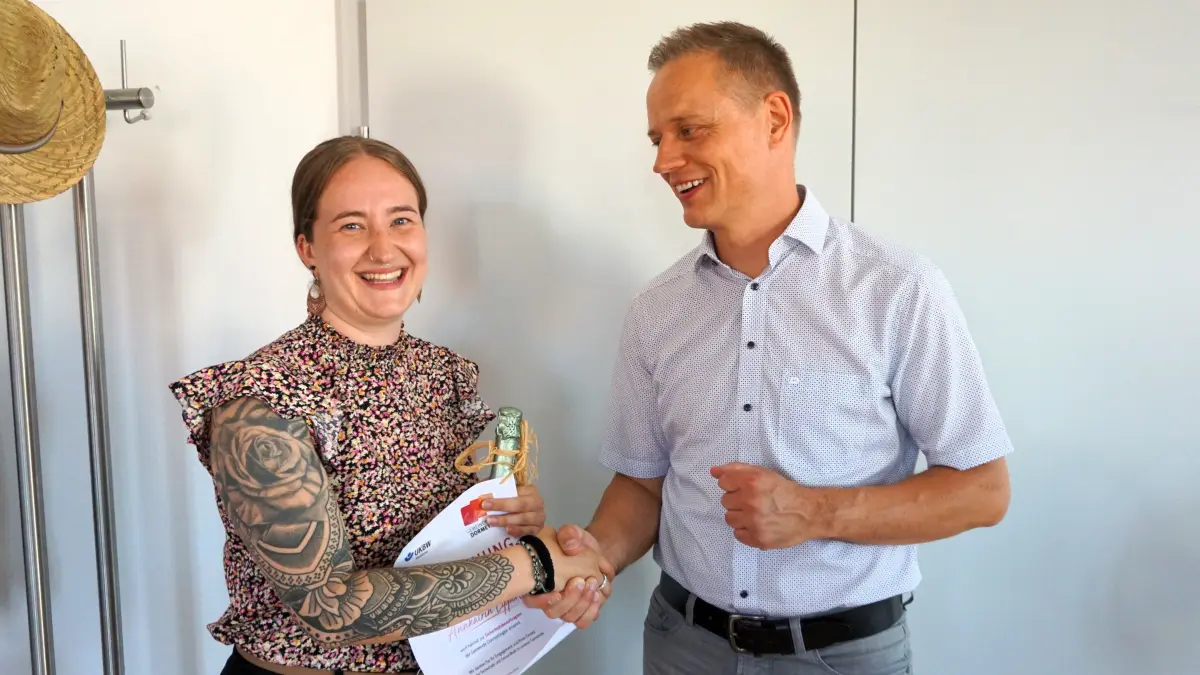 Offiziell im Amt: Bürgermeister Horst Lehmann gratulierte Annkatrin Lippert zur Ernennung als Sicherheitsbeauftragte.