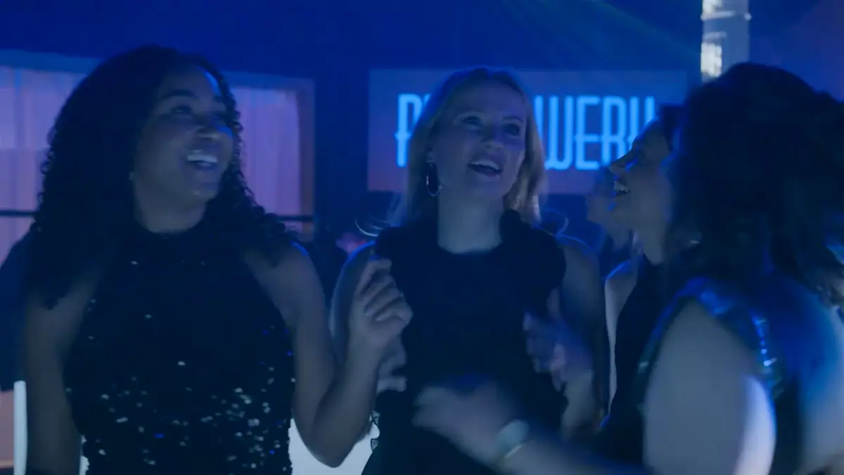 Vanessa (Julia Augustin, r.) lässt sich von ihren Freundinnen (v.l.) Imani (Féréba Koné), Isabelle (Ania Niedieck) und Nathalie (Amrei Haardt) an ihrem Hochzeitstag aufmuntern.