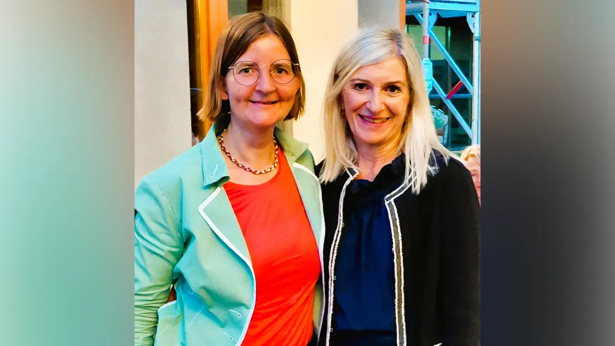 Sophia Blankenhorn (links) übernimmt die Präsidentschaft des Rotary Club Ehingen-Alb-Donau von Susanne Tries (rechts).