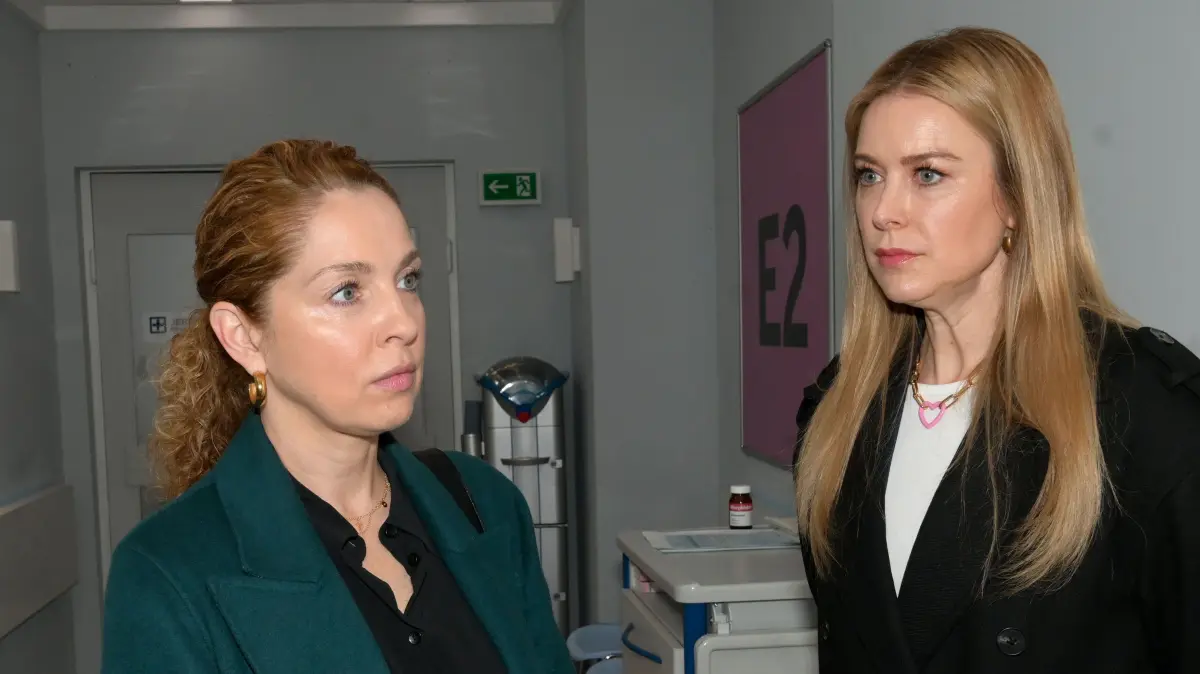 Nina (Maria Wedig) will nicht, dass Jessica (Nina Ensmann) nicht ihre Beziehung für aufgibt.