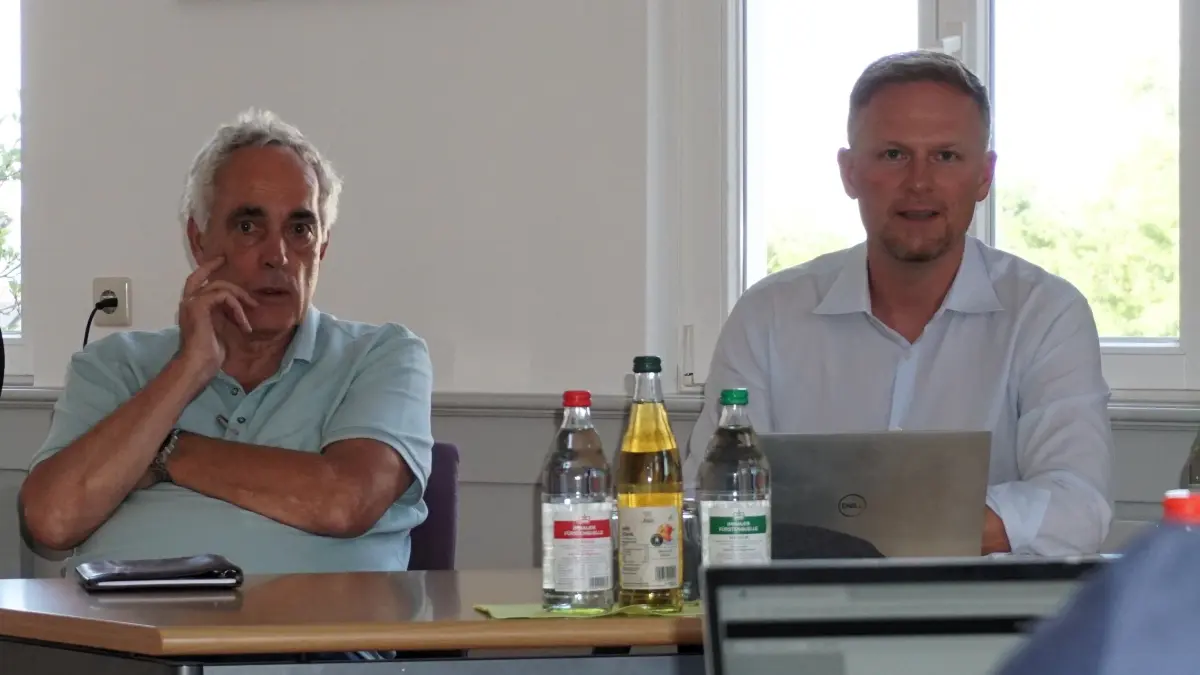 Jetzt hat sie auch die Öffentlichkeit einmal zu Gesicht bekommen: die Männer hinter dem Dormettinger Batteriespeicherpark. Dennis Klink von der Betreiberfirma Noveria Energy (rechts) und Karl Hermle vom Planungsbüro Hermle aus Gosheim informierten im Gemeinderat über den Stand des Millionenprojektes.