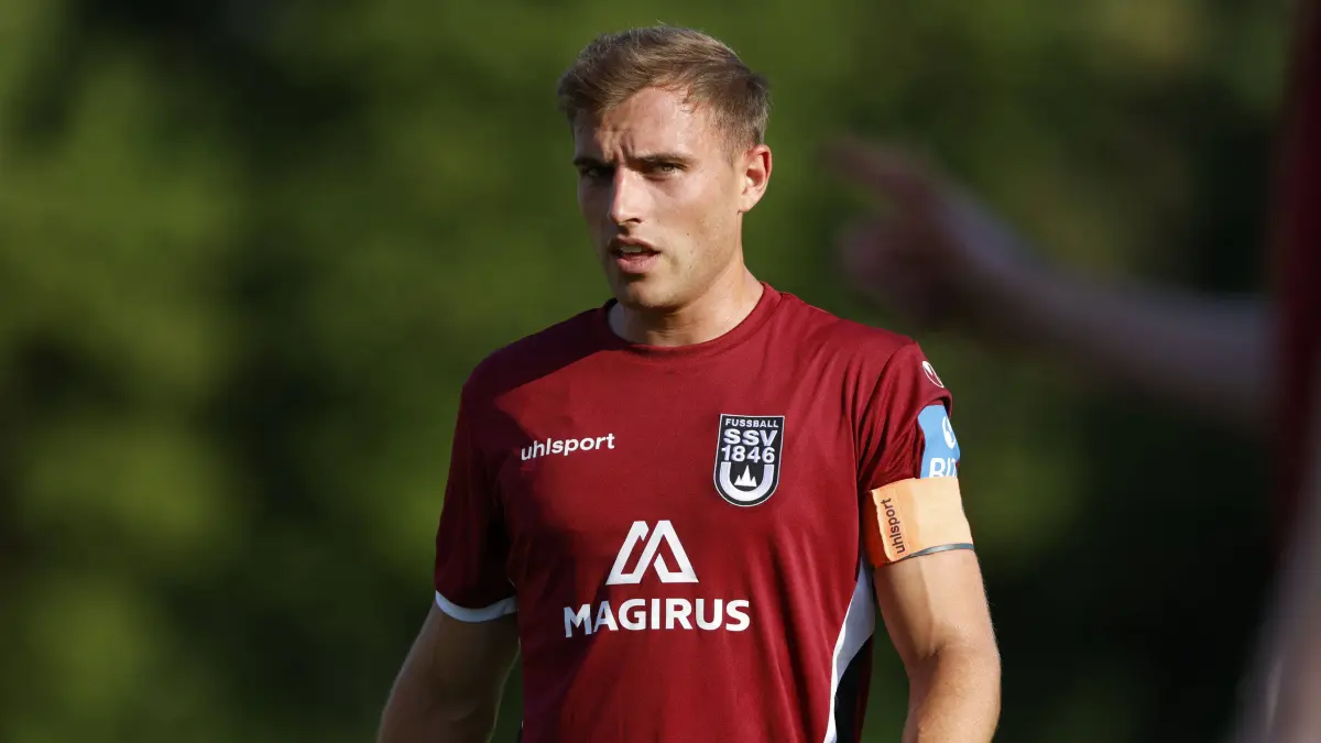 28.06.2026, Fussball, Saison 2026/2027, Regionalliga Südwest, Sportplatz Strass Strass, Testspiel, FC Strass - SSV Ulm 1846 Fußball : 28.06.2026, Fussball, Saison 2026/2027, Regionalliga Südwest, Sportplatz Strass Strass, Testspiel, FC Strass - SSV Ulm 1846 Fußball 28.06.2026, Fussball, Saison 2026/2027, Regionalliga Südwest, Sportplatz Strass Strass, Testspiel, FC Strass - SSV Ulm 1846 Fußball 20 Alexander Kopf SSV Ulm 1846 Fußball im ersten Spiel mit der Kapitänsbinde Foto: Lucca Fundel Strass Sportplatz Strass Bayern Deutschland *** June 28, 2026, Soccer, 20262027 Season, Regionalliga Southwest, Strass Strass Stadium, Friendly Match, FC Strass vs. SSV Ulm 1846, June 28, 2026, Soccer, 20262027 Season, Regionalliga Southwest, Strass Strass Stadium, Friendly Match, FC Strass vs. SSV Ulm 1846 Soccer 20 Alexander Kopf of SSV Ulm 1846 Soccer in his first game as captain Photo by Lucca Fundel Strass Strass Stadium Bavaria Germany