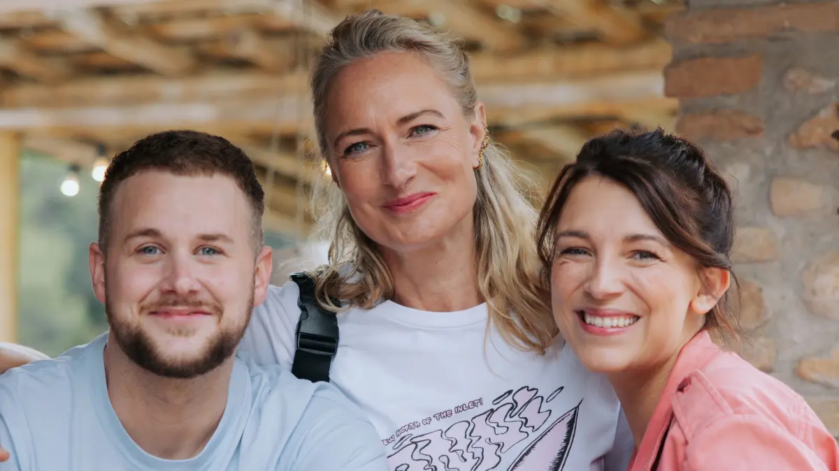 Jonas, Maren und Lilly freuen sich über Emmas Besuch.
