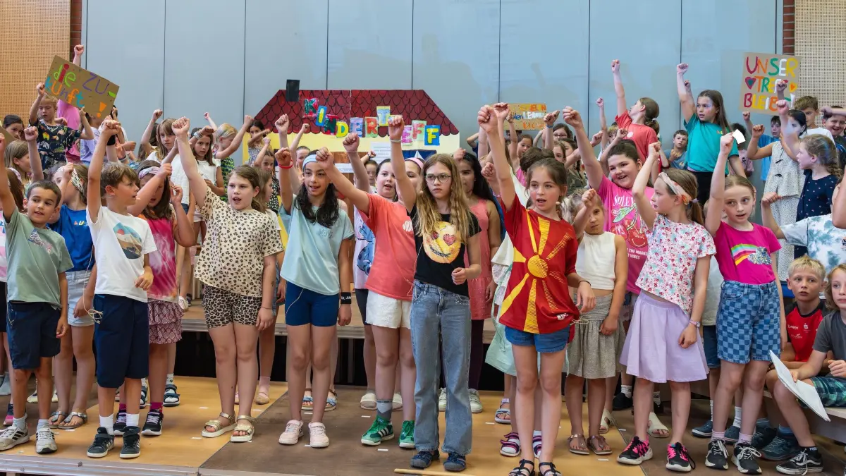Kinder der Ludwig-Uhlland-Schule Blaustein zeigen das Musikcal Jedes Kind kann irgendwas"