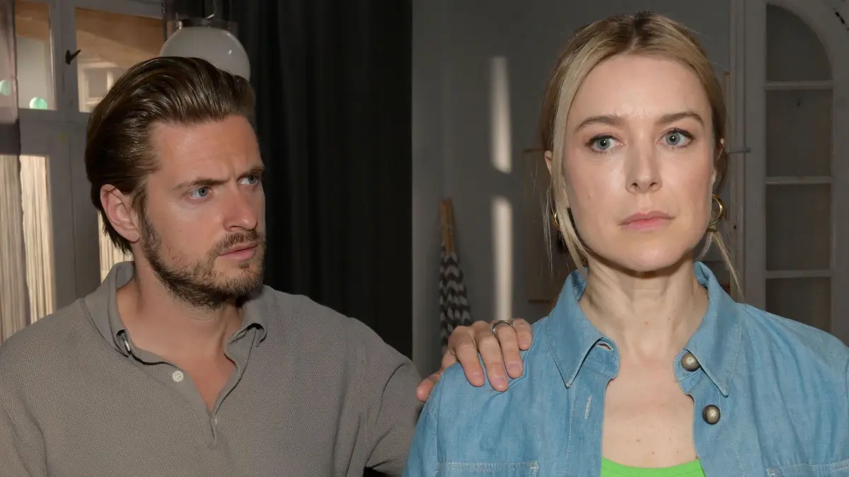 Philip (Jörn Schlönvoigt) und Jessica (Nina Ensmann) stehen vor dem Aus.