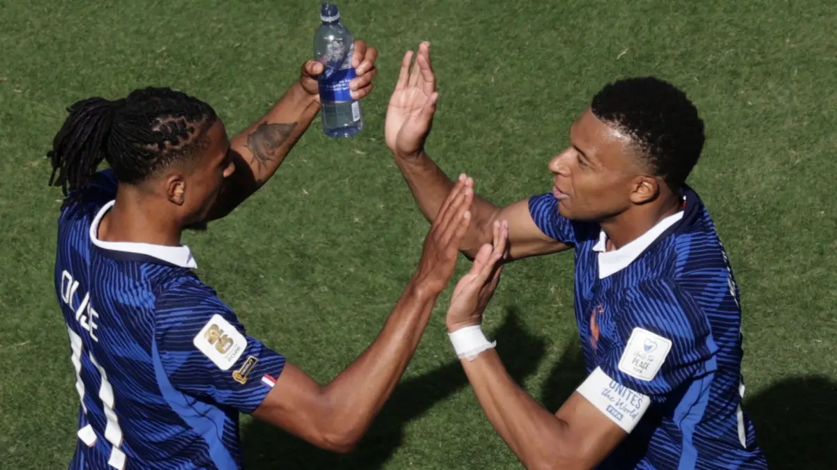 Kylian Mbappé (r) und Michael Olise