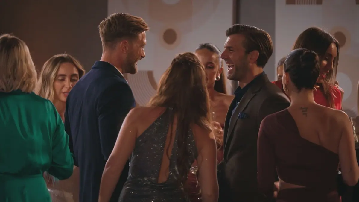 Die Kandidatinnen hoffen bei „Die Bachelors“ auf eine Rose.