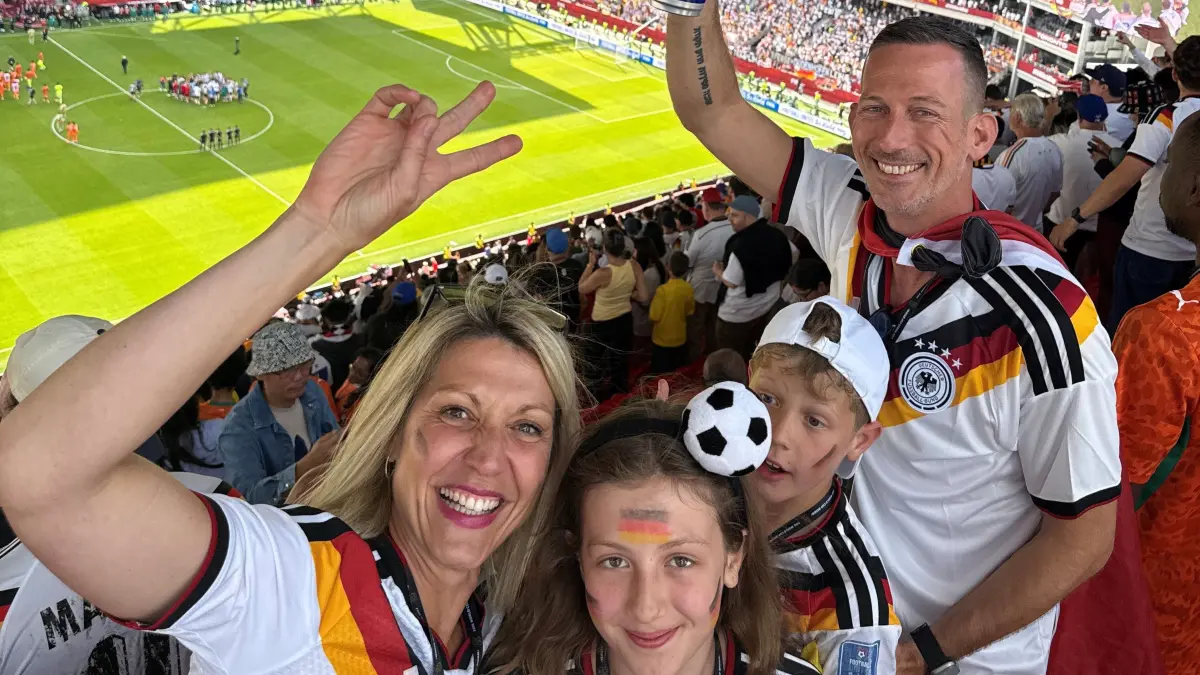 Dominik Streicher mit seiner Familie beim Deutschland-Spiel gegen die Elfenbeinküste in Toronto.