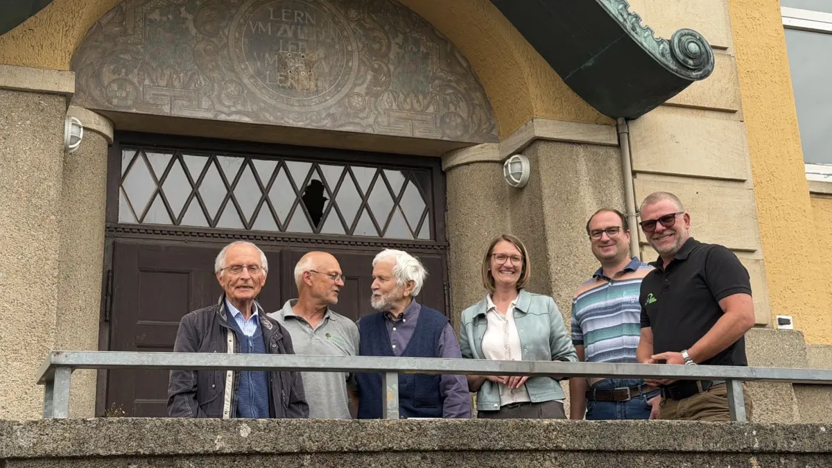 Sie waren beim Presserundgang mit dabei (v.l.): der ehemalige Lehrer Eberhard Wild, Gemeinderat Jürgen Schöllhammer, INO-Vorsitzender Helmut Kern, Bürgermeisterin Melanie Braun, Ortsbaumeister Christoph Schmid und Architekt Tino Holzhäuser.