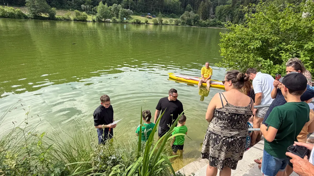 Eine besondere Kulisse: Zwölf Kinder hat das Ehepaar Simone und Philipp Haas am Oberdigisheimer Stausee getauft.