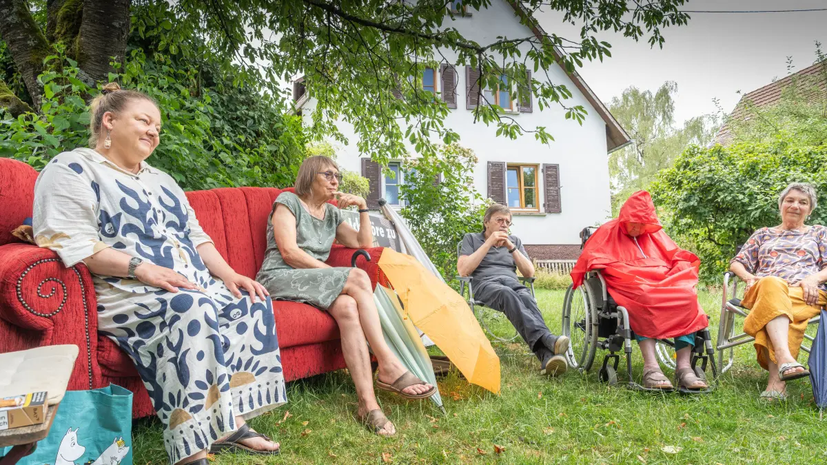 Claudia Jochen auf ihrem Roten Sofa, dem wohl wichtigsten Wahlkampf-Instrument, irgendwo in einem Mössinger Garten.