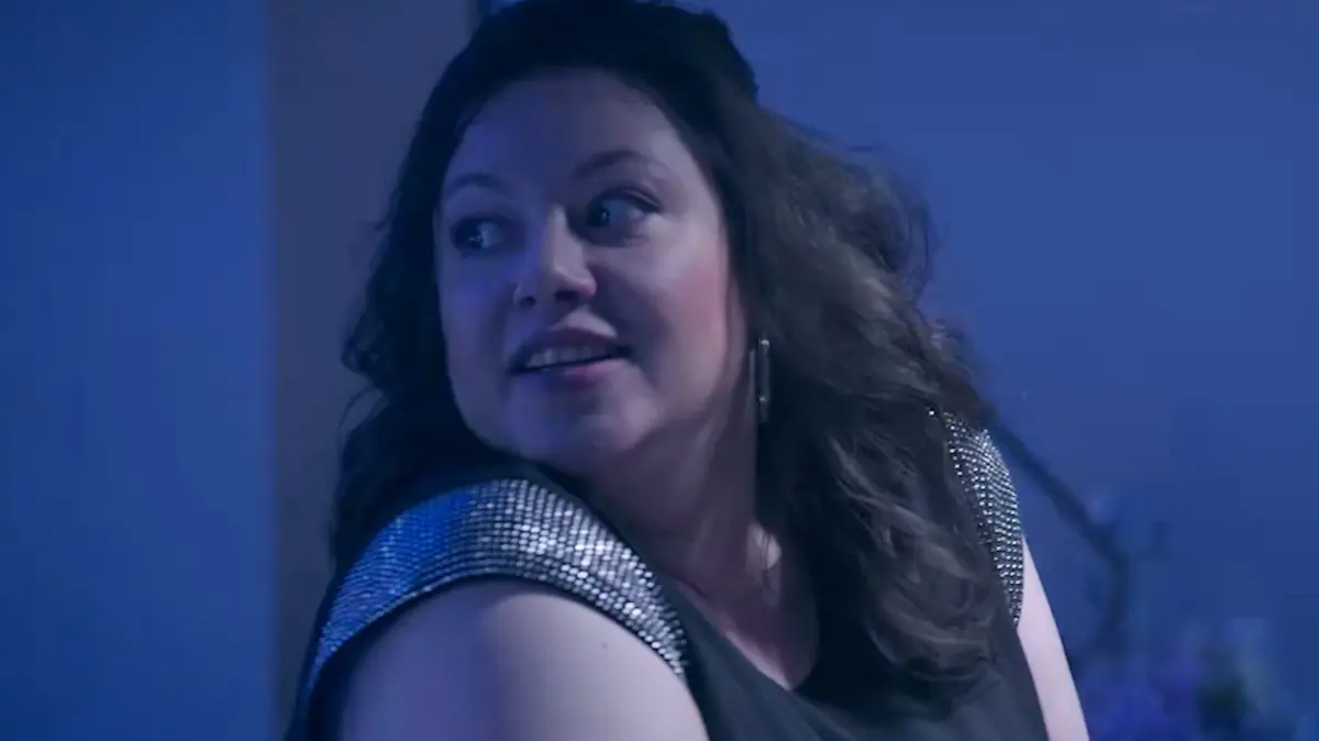 Vanessa (Julia Augustin) geht an ihrem Hochzeitstag feiern und lässt sich von ihren Freundinnen aus ihrem emotionalen Tief holen.