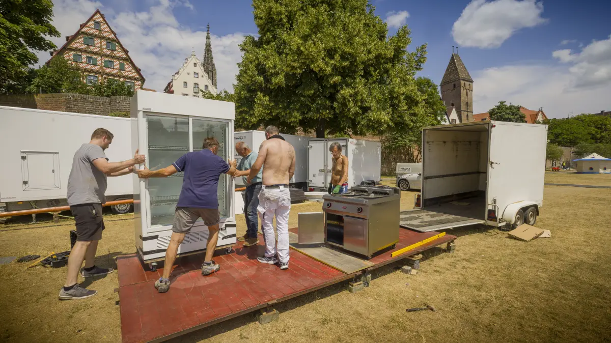 Schuften in der Hitze: Am Freitag startet das 14. Donaufest, die Aufbauten laufen bereits.