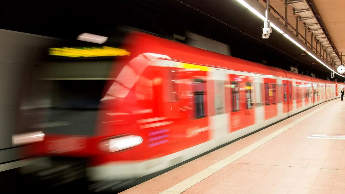 ARCHIV - 15.10.2014, Baden-Württemberg, Stuttgart: Eine S-Bahn fährt am Hautbahnhof ein. (zu dpa «Reparaturen an Weichen der S-Bahn - Zugverkehr eingeschränkt») Foto: picture alliance / dpa +++ dpa-Bildfunk +++