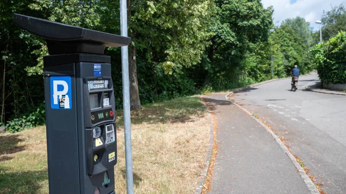 Parkplatz Goldersbach Lustnau, Knöllchen-Verfahren Gericht, Parkautomat an der Gabelung Jürgensenstraße und Salzwasenweg (im Bild mit Radfahrer), am Ende der Straße der Parkplatz