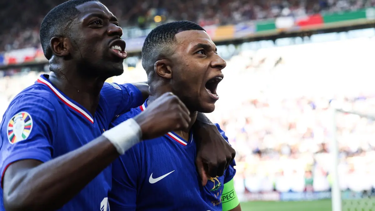 Osmane Dembélé und Kylian Mbappé: ARCHIV - 25.06.2024, Nordrhein-Westfalen, Dortmund: Fußball, UEFA Euro 2024, EM, Frankreich - Polen, Vorrunde, Gruppe D, Spieltag 3, Stadion Dortmund, Frankreichs Kylian Mbappe bejubelt mit Ousmane Dembele (l) sein 1:0.
In der französischen Mannschaft spielen Superstar Kylian Mbappé (rechts) und der aktuelle Welt-Fußballer Ousmane Dembélé. (zu dpa: «Dembélé zündet: Frankreichs Offensiv-Wucht entfaltet sich») Foto: Friso Gentsch/dpa +++ dpa-Bildfunk +++