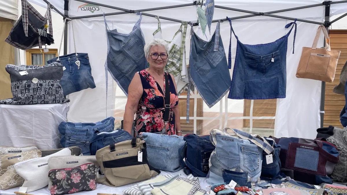 Upcycling: Monika Blersch näht Taschen aus altem Jeansstoff.