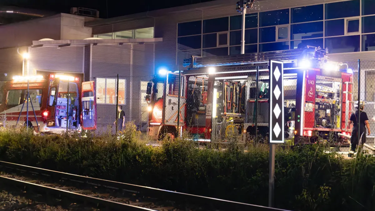 Nächtlicher Feuerwehreinsatz in der Rangendinger Fabrikstraße.