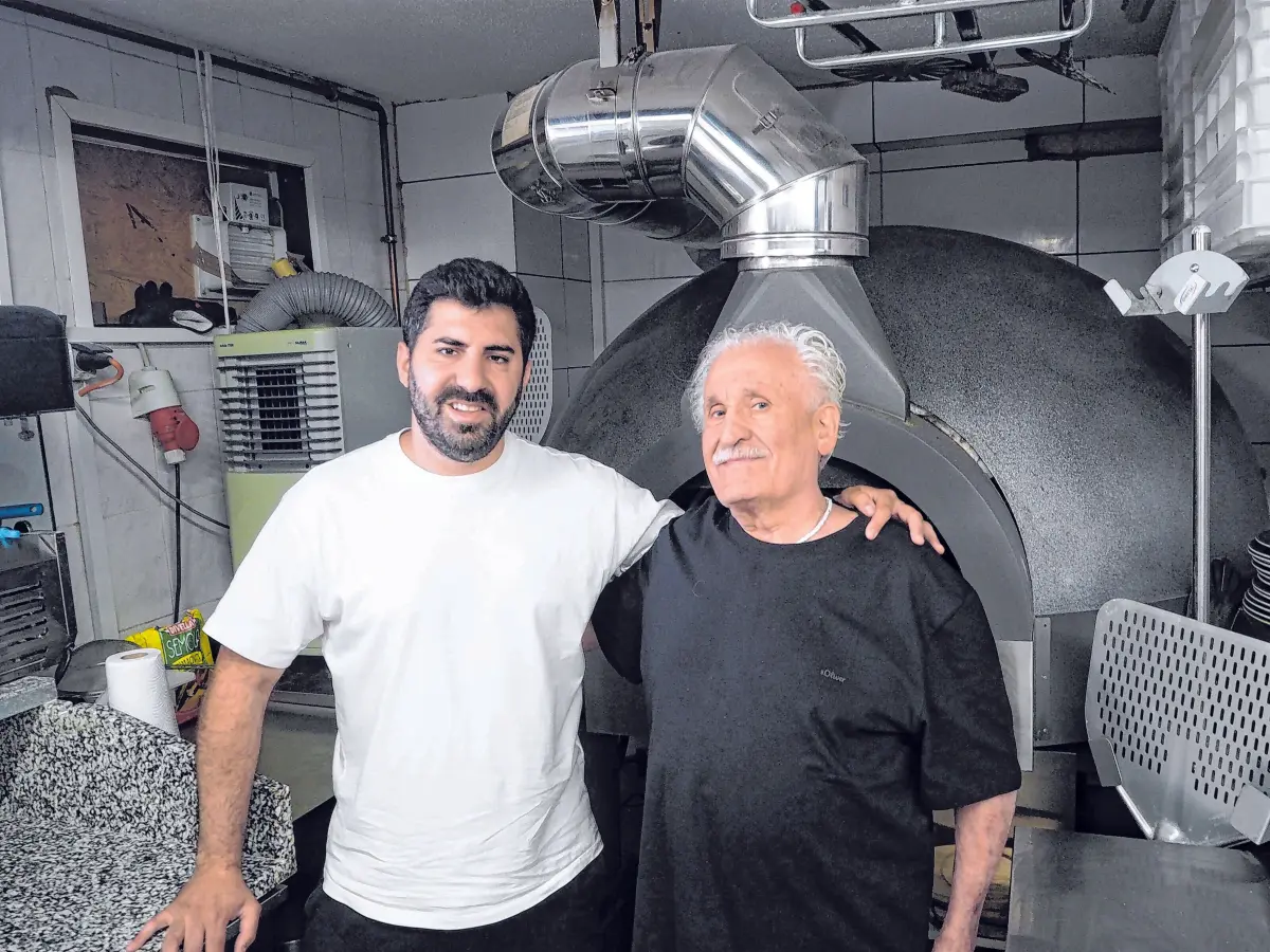 Vater-Sohn-Gespann Maurizio und Biagio Ricciardi vor ihrem Holzofen, der auch zum Jubiläumsfest für besonders leckere Pizza sorgt. ⇥Foto: Christian Steinhilber