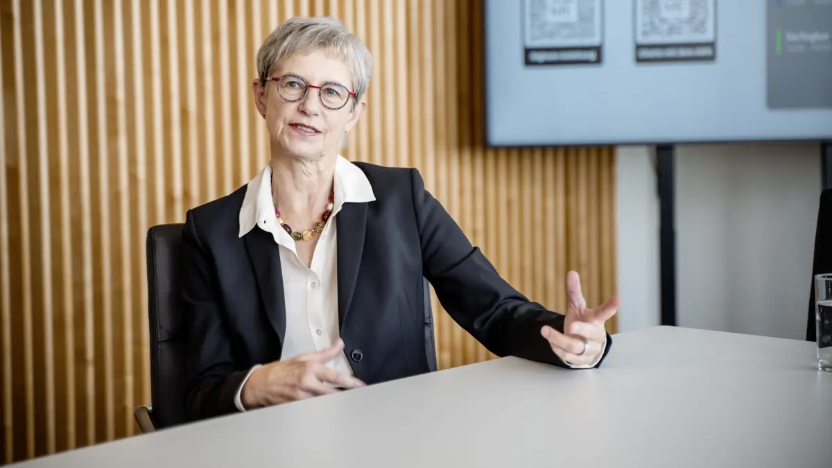 Claudia Klug war die erste Frau in der obersten Führungsriege der Bausparkasse. Nach 35 Jahren verabschiedet sich die Generalbevollmächtigte in den Ruhestand.