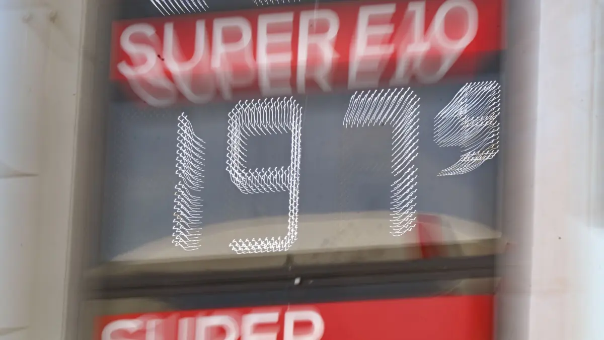 Spritpreise: ARCHIV - 17.04.2026, Baden-Württemberg, Stuttgart: An einer Preisanzeige einer Tankstelle wird ein Preis von 1,97 Euro für einen Liter Super E10 angezeigt (Wischeffekt durch zoomen bei einer Langzeitblichtung). (zu dpa: «Ifo: Tankrabatt wurde bei Diesel zu wenig weitergegeben») Foto: Bernd Weißbrod/dpa +++ dpa-Bildfunk +++