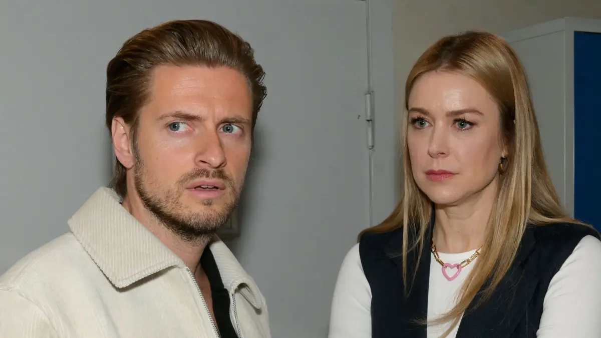 Philip (Jörn Schlönvoigt) erfährt, dass Jessica (Nina Ensmann) einen anderen Mann lieben soll.
