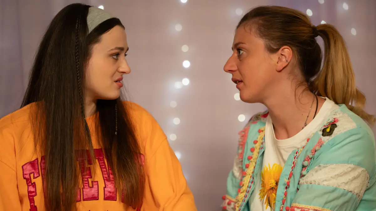In Folge 3762 versucht Sarah (Sophie Reiml, r.), Maja (Godiva Adela, l.) ihre Angst vor der Prüfung zu nehmen.