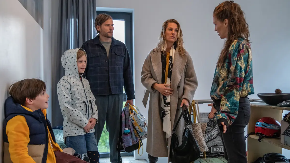 Eva (Marie Burchard, 2. v. re.) hat Mads (Sebastian Ströbel, Mitte) gerade erst kennengelernt und ist schon Teil seiner ungewöhnlichen Patchwork-WG mit René (Franziska Wulf, re.) und ihren Kindern Oscar (Thias Dertinger) und Lola (Thurid Charlotte Funck).